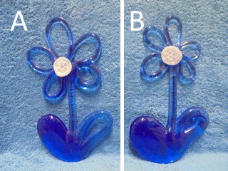 Lasiruusu 2000 Oy, sininen lasinen kukka, ikkunariipus, A2925