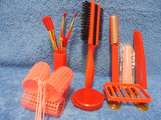 Punainen-pinkki, pensseli, peili, papiljotit, kampa, harja, raspi, teline, V1063