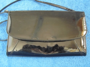 Musta kiiltonahkainen käsilaukku, olkalaukku, V345