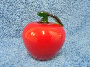 Punainen lasinen omena, paperipaino, A1641