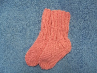 Pienet pinkit lasten kudotut sukat, koko 21, V790