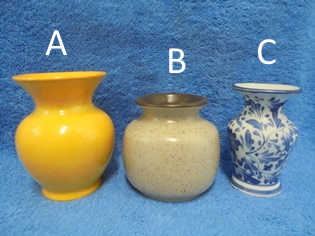 Pieni keraaminen maljakko, keltainen tai beesi tai kukkakuvio, A1064