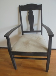 Vanha käsinojallinen tuoli, pehmustettu istuin, H47