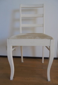 Valkoinen vanha tuoli, pehmustettu istuin, H169