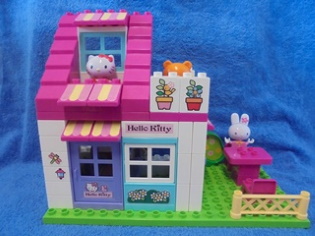 Unico, rakennussarja, Hello Kitty, talo ja 3 figuria, isot palikat,  E345