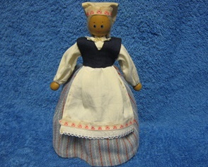 Virolainen kansallispukuinen tyttnukke, vintage, E375