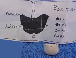Keraaminen mini okariina, do- re- mi- fa, riipus, pilli, E736