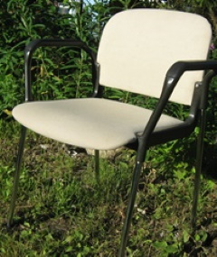 Vaalea pehmustettu tuoli, neuvotteluhuone- kahvihuone- asiakastilat, H147
