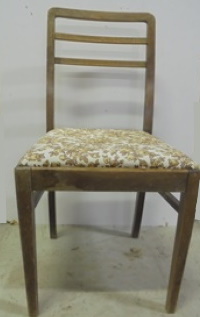 Vanha puinen tuoli, pehmustettu istuin, H150
