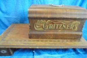 Gritzner R, Sirkka, vanha ompelukone pöytätasolla, H67