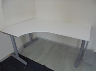 Ikea, valkoinen tietokonepyt, kulmatypyt, tietokoneteline, H72