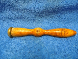 Visakoivuinen morttelin sauva, puu/messinki, A1984