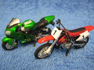 Pienet moottoripyörät 2kpl, vihreä ja punainen, E535
