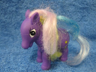 Violetti pieni poni, värikäs harja, tähtiä, E271