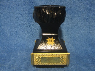 Kumela, musta kynttilnjalka, E.Wnni signeeraukset, kullattu panta, A1357
