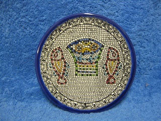 Armenian Ceramic, pieni seinälautanen, kaksi kalaa ja viisi leipää, S851