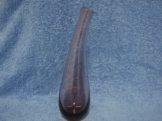 Purppura kukkamaljakko, vinokaulainen, yhdenkukan, A1518