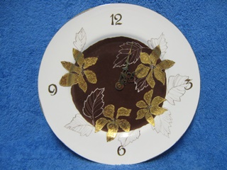 Posliininen seinäkellolautanen, ruskea/ kulta, käsinmaalattu, S970