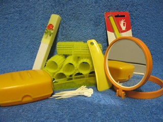 Keltainen/ oranssi muovi, papiljotit, peili, saippua- ja hammasharjakotelo, V917