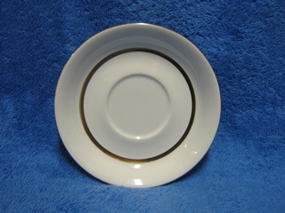 Valkoinen kahvikupin lautanen, kaksi kultaraitaa, A1738