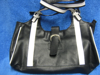 Mustavalkoinen laukku, keinonahka, käytetyt kassit, V506