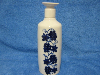 Posliininen pullo korkilla, siniset koristeet,  A878