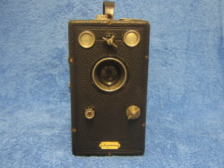 Monopol D.R.C.M 209820, laatikkokamera, valokuvauskone, B499