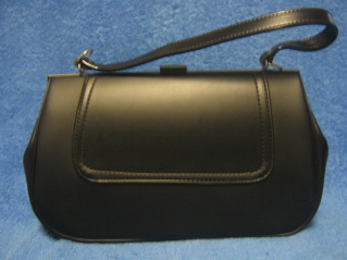 Musta käsilaukku, punainen sisusta, vanhat käsilaukut, V584