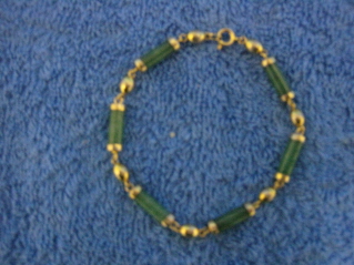 Ranneketju, vihreitä pitkulaisia ja kullanvärisiä helmiä, V410