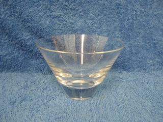 Kirkas yl�sp�in levenev� pieni kulho, lasi tai sokerikko, A220