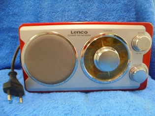 Punainen Lenco NR001 AM-FM radio, S580