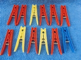 Italialaiset muoviset jouselliset pyykkipojat, 12kpl, S1114