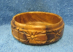 Ksinkaiverrettu pieni puinen kulho, S175