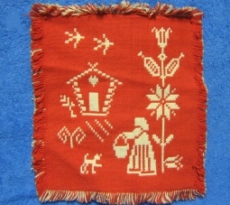 Pieni  punavalkoinen p�yt�liina, k��nnett�v�, S204