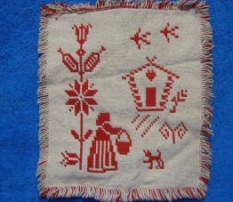 Pieni  punavalkoinen p�yt�liina, k��nnett�v�, S204