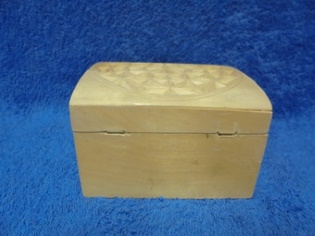 Puinen rasia, kaiverrettu koristeellinen kansi, S211