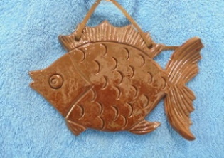 Punasavinen seinlle ripustettava ruskea kala, koriste-esine, S265