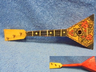 Puinen/ vanerinen pieni Balalaikka, koriste-esine, S476