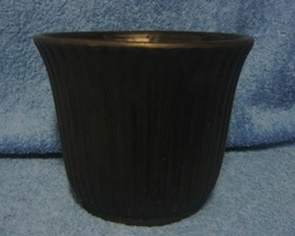 Musta keraaminen kukkiensuojaruukku, S479