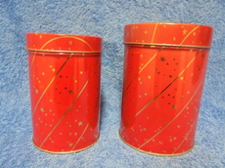 Punaiset peltipurkit 2 kpl, kultainen viiva ja tähti- kuvio, S495
