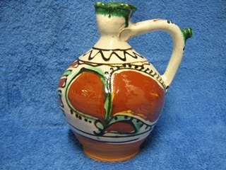 Punasavinen pyre kannu, korvassa reillinen nipukka, S527