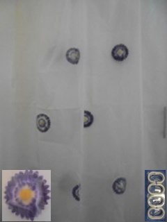 Valkoinen suihkuverho, violetit kukat, 12 ripustusrengasta, S619