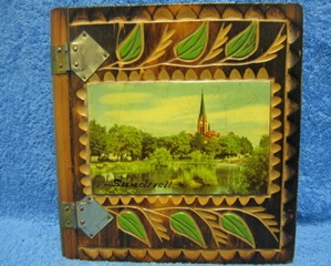 Kirjanmallinen puurasia/lipas, Sundsvall-kirkko, S695