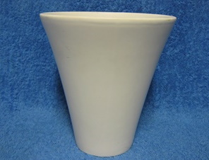 Vaalea keraaminen kukkaruukku, alhaalta kapeneva, S699