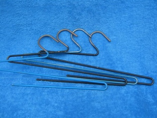 Tukevat taivutetut rautahenkarit, 4kpl, siniset ja mustat, S834