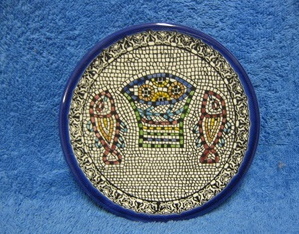 Armenian Ceramic, pieni seinlautanen, kaksi kalaa ja viisi leip, S851