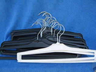 Kevytrakenteiset muovihenkarit, vaateripustimet, 16kpl, S877