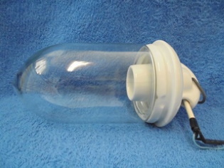 Posliininen lampunkiinnike ja lasinen lampunkupu, vanha ulkovalaisin, T5