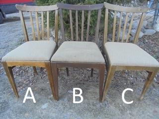 Vanha ruskea puinen tuoli, pehmustettu istuin, H46
