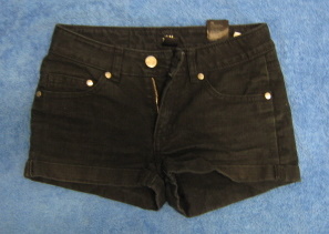 H&M, Sure of Heart, mustat lyhytlahkeiset shortsit, V451